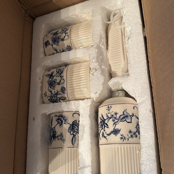 **NEW** Set of 4 Beautiful Bathroom Set - Picture 6 of 8